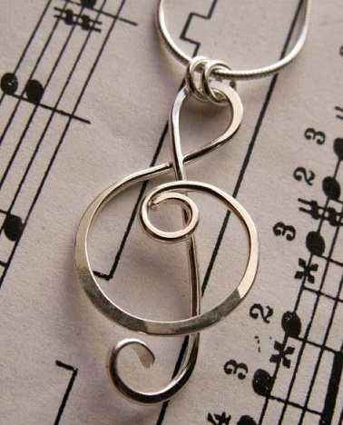 Treble Clef pakabukas karoliai