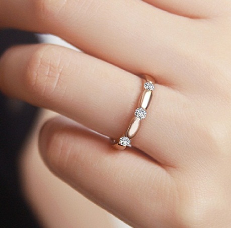 Mažas deimantų vestuvinis žiedas