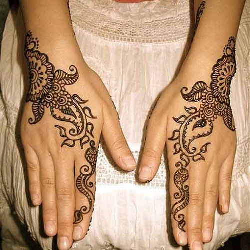 Karwa Chauth'da Rastgele Mehandi Desenleri