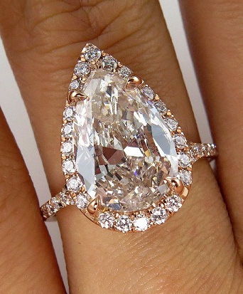 Didelis kriaušės formos deimantinis žiedas vestuvėms