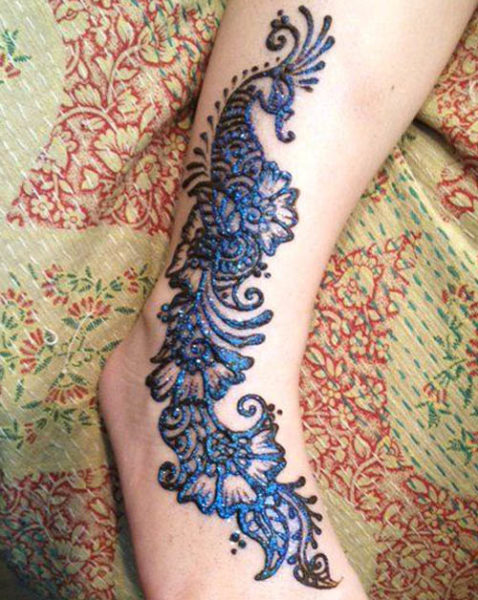 „Blue Glitter Mehendi“ dizainas kojoms