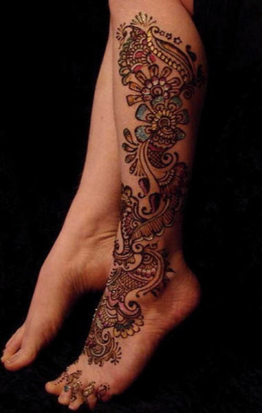 Įmantrus „Full Leg Glitter Mehndi“ dizainas