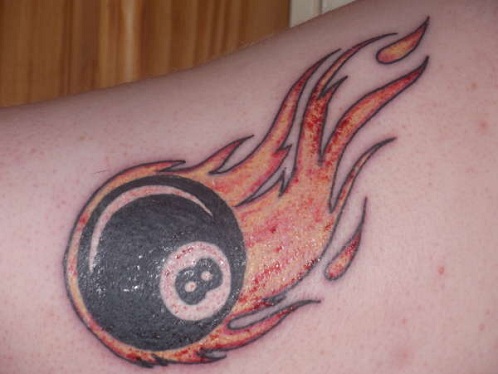 Aštuoni rutuliai su ugnies tatuiruočių dizainu