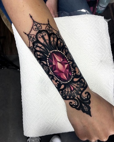 Moteriškos dizainerio dilbio tatuiruotės