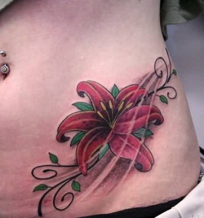 Moteriška gėlių stiliaus tatuiruotė