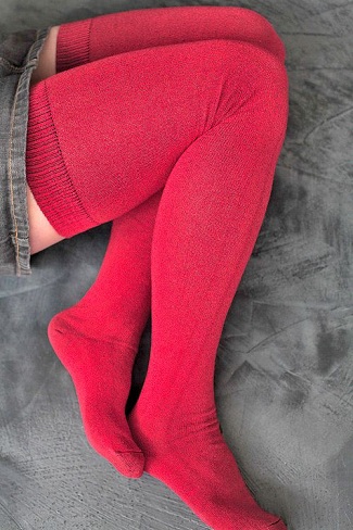 Raudonos šlaunų kojinės
