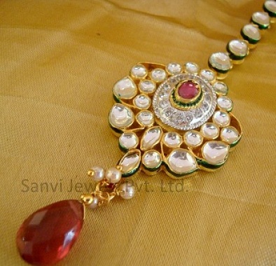 Kundan Maang Tikka