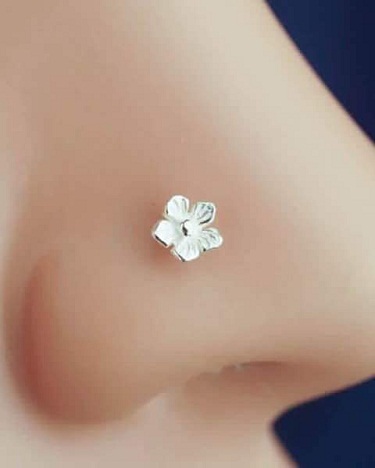 Mažas gėlių sidabrinis nosies žiedas