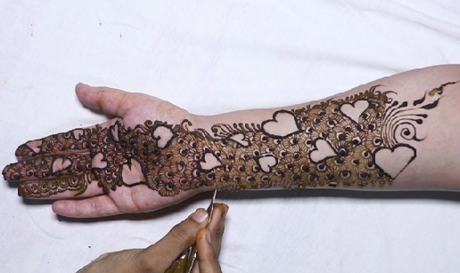 „Heart Mehendi“ rankų dizainas