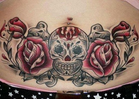 Rožinės kaukolės genties nugaros tatuiruotė