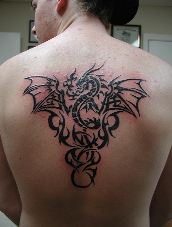 Drakono stiliaus genčių nugaros tatuiruotė