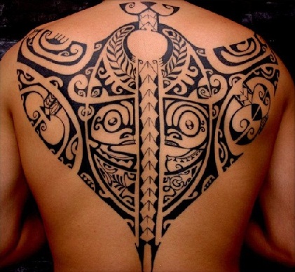 Abstrakti genties nugaros tatuiruotė