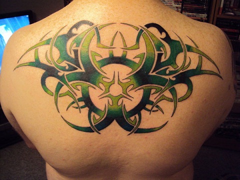 Dramatiška genčių nugaros tatuiruotė