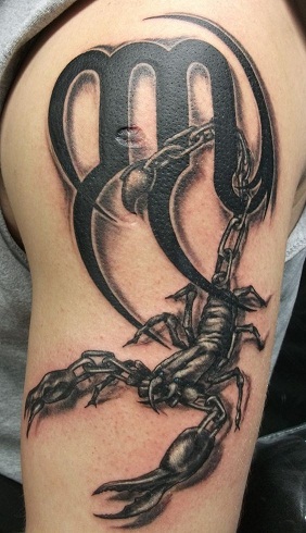 Zodiako stiliaus skorpiono tatuiruotė