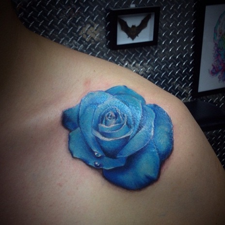 Mėlynos rožių apykaklės kaulų tatuiruotė