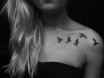 Paukščių apykaklės kaulų tatuiruotė