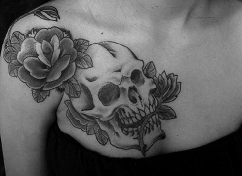 Kaukolė su rožių apykaklės kaulų tatuiruote
