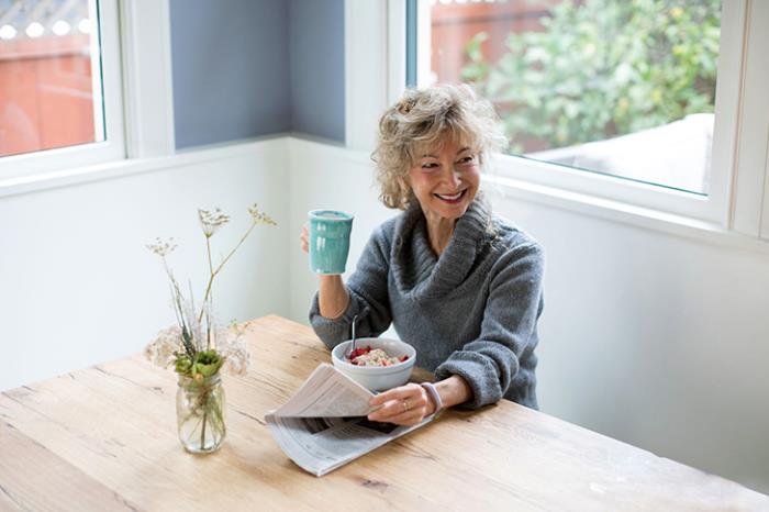 Χάνει βάρος μόνο ηλικιωμένη γυναίκα στο πρωινό πίνοντας μια μικρή μερίδα τσάι που διαβάζει εφημερίδα