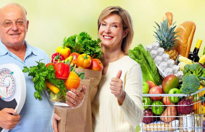 Χάνοντας βάρος ηλικιωμένη γυναίκα αγοράζει υγιεινά τρόφιμα φρέσκα φρούτα και λαχανικά