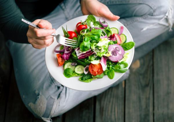 Συμβουλές για απώλεια βάρους - σαλάτες και υγιεινά γεύματα