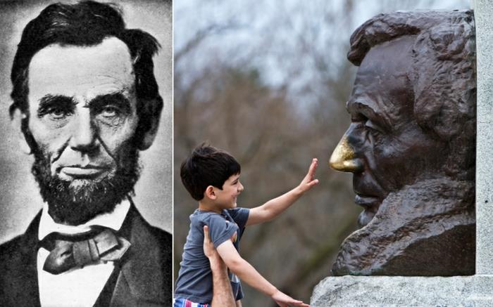 Εικόνα του αγάλματος του Αβραάμ Λίνκολν με παιδικά ανάγλυφα