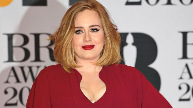 Η Adele επιτυχημένη Βρετανίδα τραγουδίστρια αξιοζήλευτη μουσική καριέρα