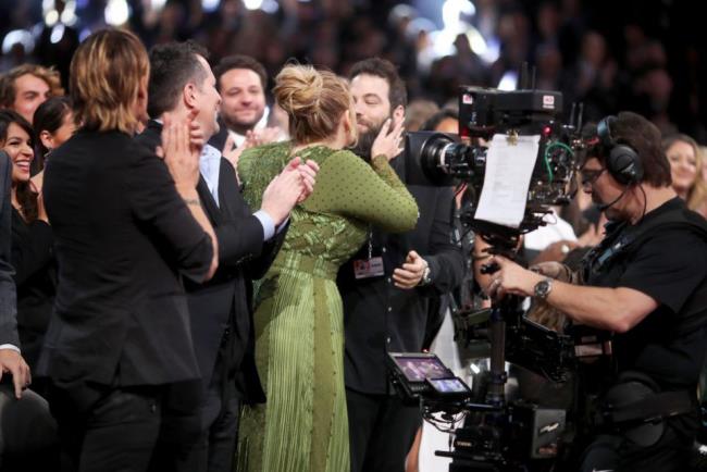 Η επιτυχημένη βρετανίδα τραγουδίστρια Adele Happy με τα βραβεία Grammy Simon Konecki 2017