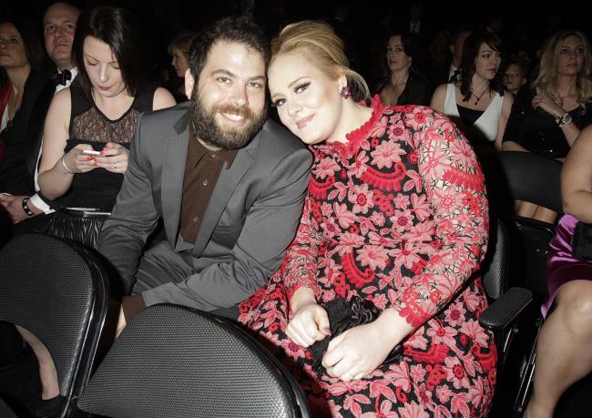 Η βρετανική επιτυχημένη τραγουδίστρια Adele είναι ευχαριστημένη με τον Simon Konecki