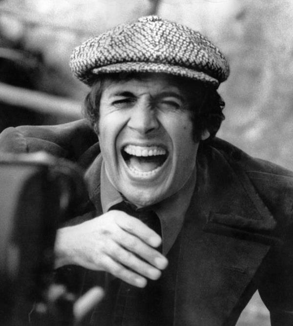 Ο Adriano Celentano φωτογραφίζει ασπρόμαυρη φωτογραφία