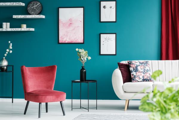 Τρέχοντα χρώματα τοίχου παστέλ μπλε σκούρο φόντο για ελαφρύτερα κομμάτια επίπλων καναπέ κόκκινη πολυθρόνα