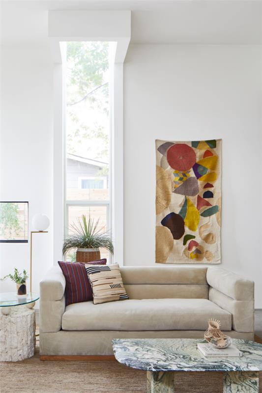 Τρέχοντα χρώματα τοίχων κομψό ελαφρύ εσωτερικό υπόλευκο μπεζ άνετο καναπέ διακόσμηση τοίχου