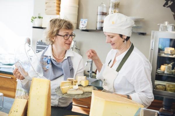Δοκιμάστε αλπικές λιχουδιές από το Νότιο Τιρόλο και φέρετε μαζί σας ένα κομμάτι φύσης στο σπίτι και δοκιμάστε τυρί αλπικού πλάτους