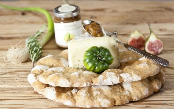 Δοκιμάστε αλπικές λιχουδιές από το Νότιο Τιρόλο και φέρτε ένα κομμάτι φύσης στο σπίτι σας μαζί με τυρί τσάτνεϊ Schüttelbrot σε όλη την Άλπεο