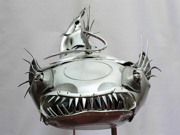 Παλιά BMW Audi hubcaps σε φιγούρες ζώων τέρατα νερού