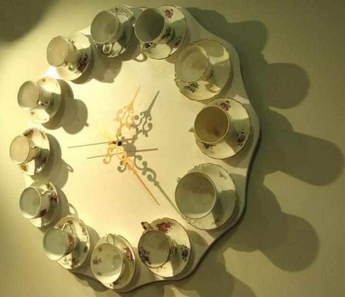 Παλιές κούπες DIY ιδέες Χριστουγεννιάτικες διακοσμήσεις δημιουργικές ιδέες με παλιά σκεύη κουζίνας ρολόι τοίχου
