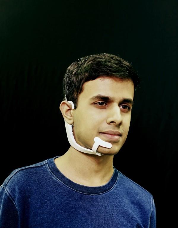 Το AlterEgo είναι μια φορετή συσκευή που μπορεί να διαβάσει το μυαλό σας. Ο Kapur φοράει ακουστικά