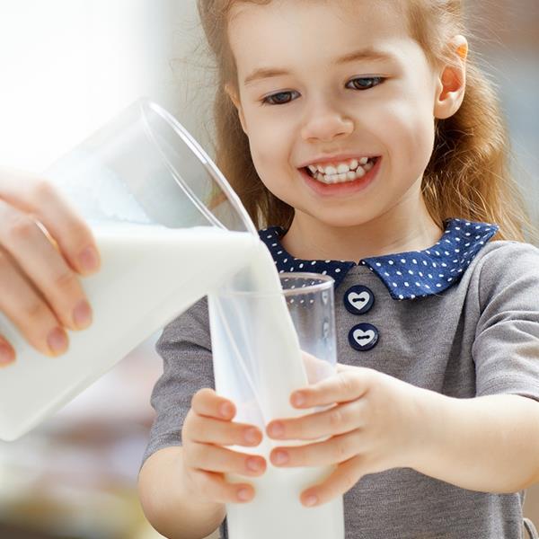 Εναλλακτικές λύσεις στο αγελαδινό γάλα Εναλλακτικές λύσεις γάλακτος Στα παιδιά αρέσει να πίνουν γάλα