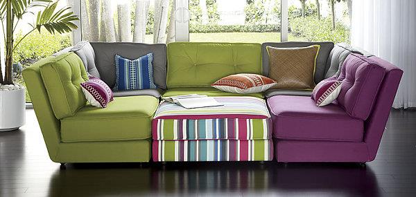 εσωτερική διακόσμηση πράσινα μαξιλάρια εκλεκτικός καναπές