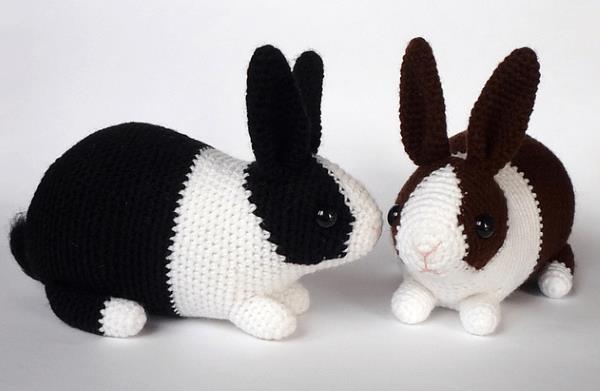 Κουνέλι βελονάκι Amigurumi - ιδέες για το Πάσχα που εμπνέουν και μιμούνται λευκά μαύρα κουνέλια ρεαλιστικές