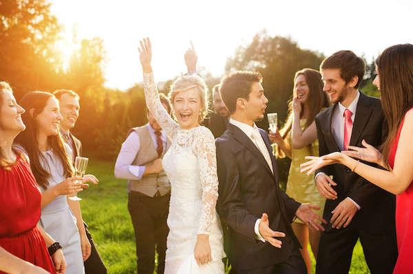Διασκεδαστική, χαλαρή και χαρούμενη ατμόσφαιρα στο γαμήλιο πάρτι