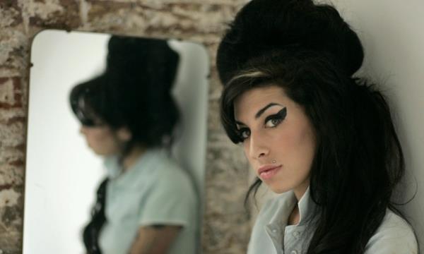 Amy -Winehouse - Ρετρό χτενίσματα μελισσών μελισσών