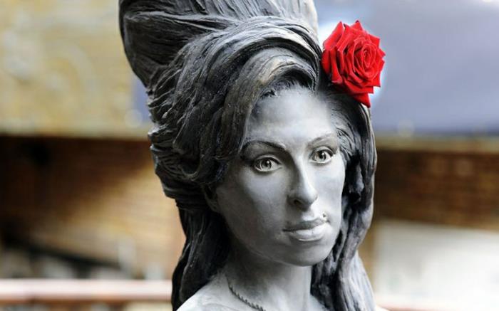 Άγαλμα της Έιμι Γουάινχαουζ με προβόλους λουλουδιών