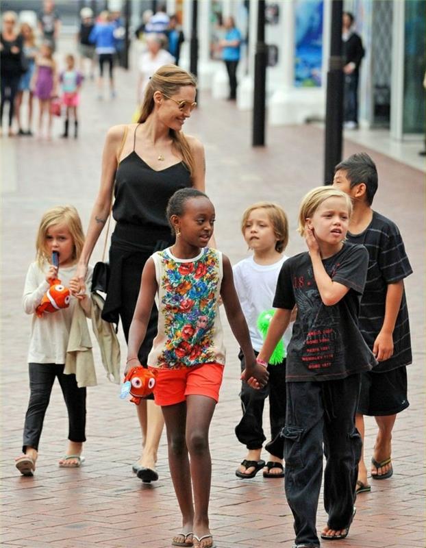 Angelina Jolie παιδιά έξω και γύρω