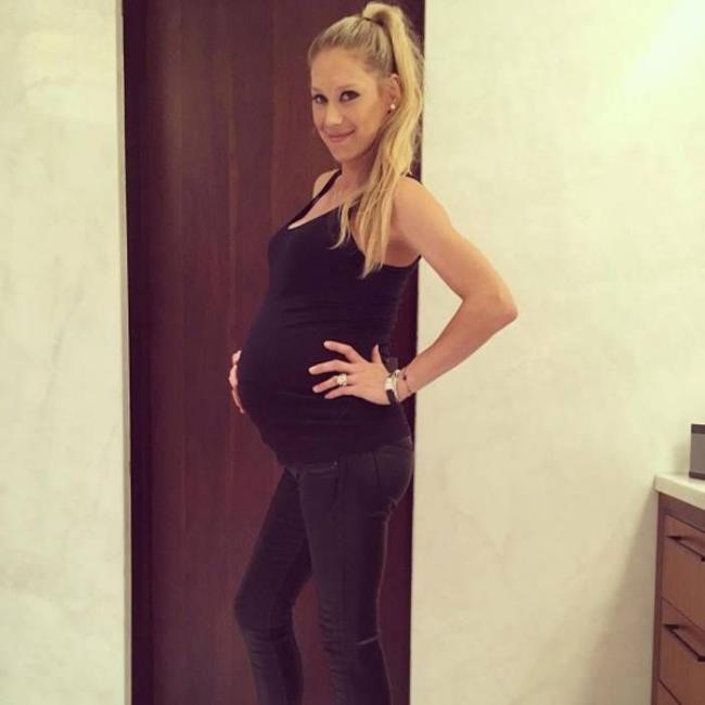 Η Άννα Κουρνίκοβα είναι έγκυος στο τρίτο μωρό του Enrique Iglesias στο δρόμο για να κρατήσει μυστικό την εγκυμοσύνη