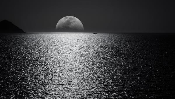 Θέα στη θάλασσα νέο φεγγάρι