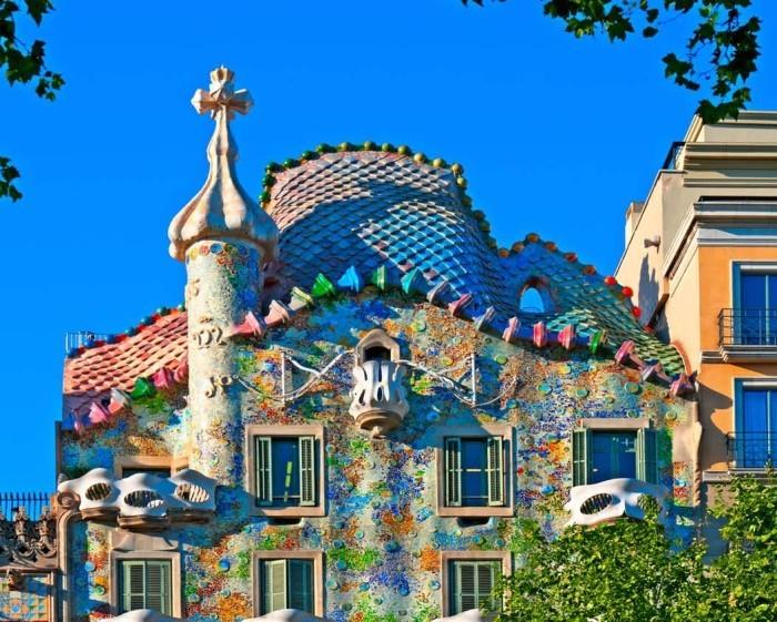 Η καμπύλη Antoni Gaudi Casa Batllo διαμορφώνει έντονα χρώματα