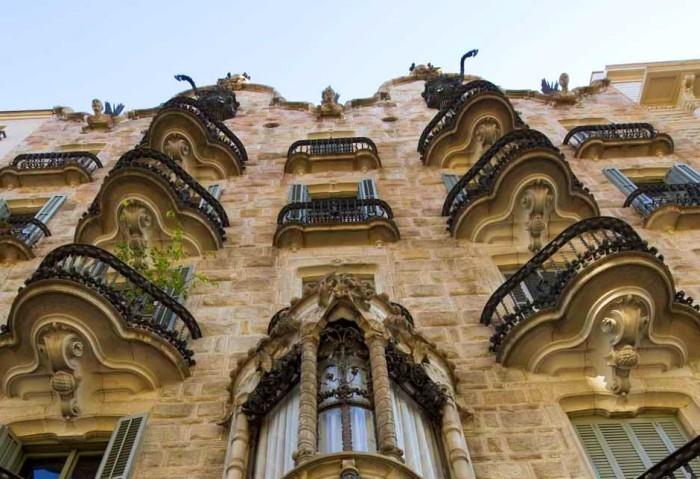 Antoni Gaudi Casa Calvet Κατοικημένο και εμπορικό κτίριο η πιο συμβατική κατασκευή του μεγάλου αρχιτέκτονα