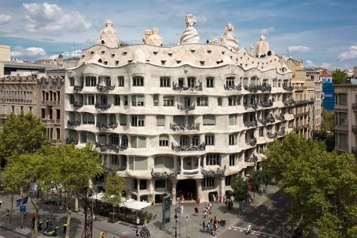 Ο Antoni Gaudi Casa Mila αλλάζει τους τοίχους ξεχωριστά