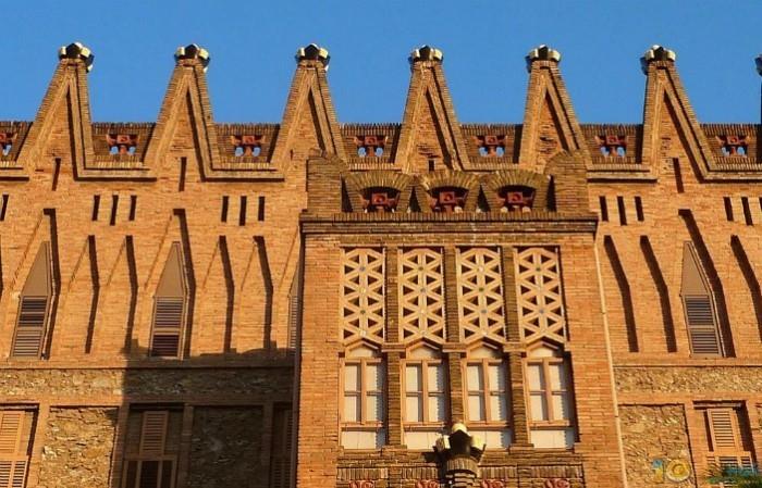 Μοναστηριακό σχολείο Antoni Gaudi των επιβλητικών κτιρίων των Θηρησίων