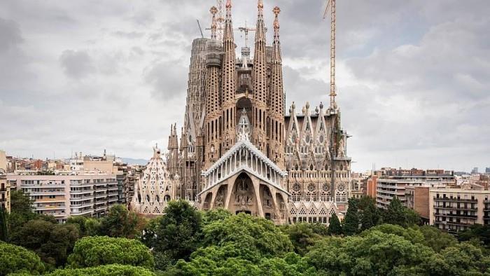 Antoni Gaudi La Sagrada Familia επιβλητικό κτίριο ορόσημο της Βαρκελώνης